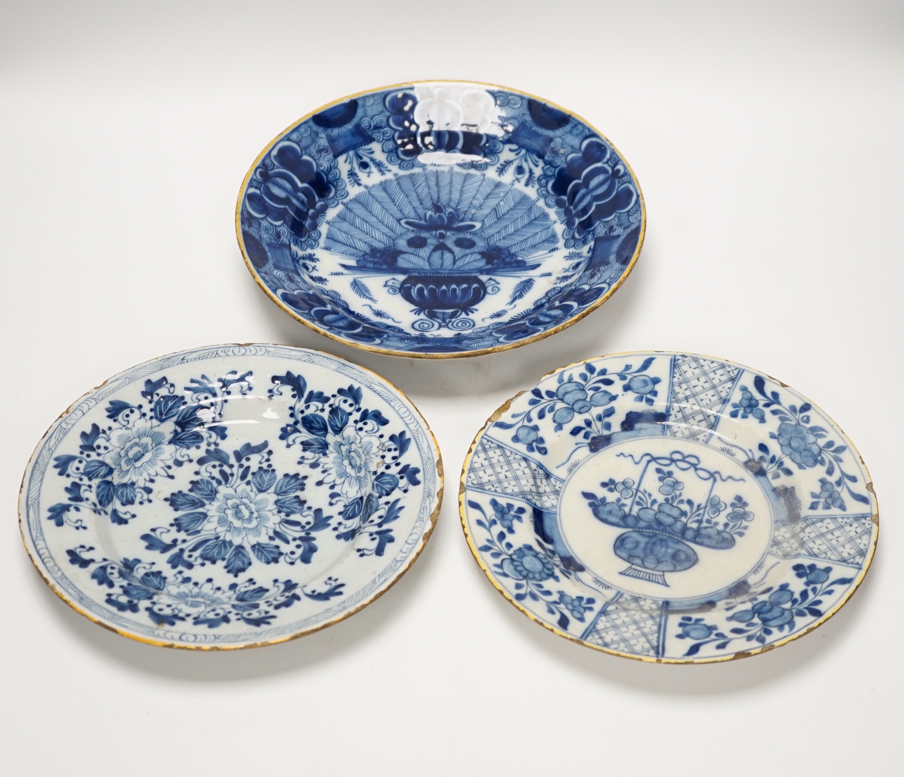 Three 18th century Delft blue and white floral dishes, 26cm in diameter